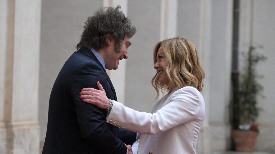 Milei y Meloni se saludan en la sede del gobierno italiano
