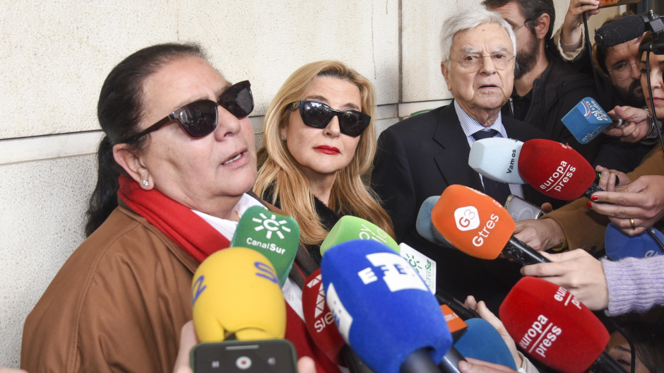 Maria del Monte and Inmaculada Casal leaving court in Sevilla 16 february 2024.