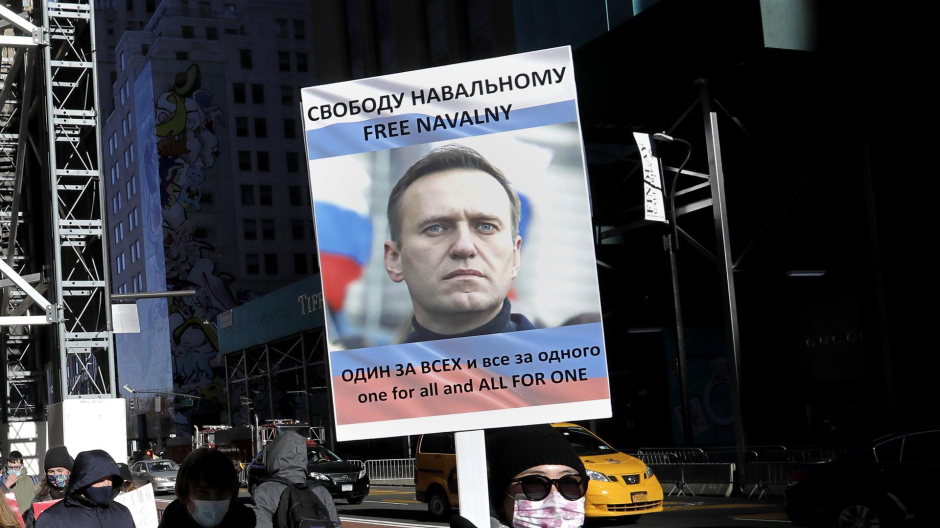 Pancarta con la cara del opositor ruso Alexei Navalni