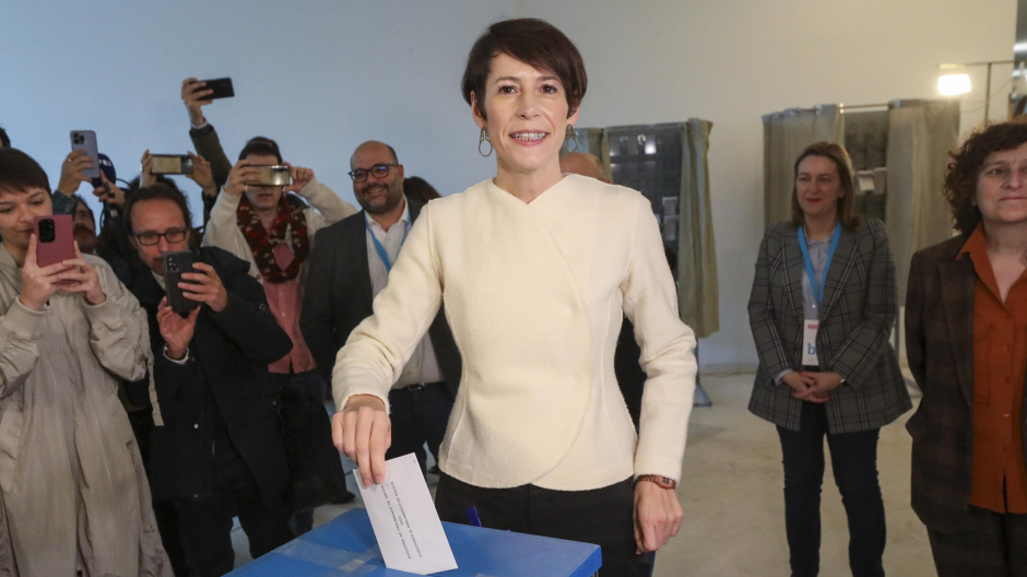 La candidata del BNG, Ana Pontón, durante su votación en su colegio electoral de Santiago de Compostela