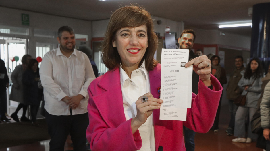 Marta Lois, la candidata de Sumar, con su papeleta antes de introducirla en la urna