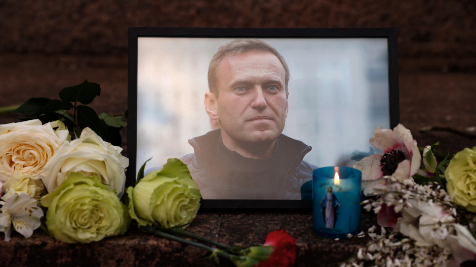 Un retrato de Alexéi Navalni en un monumento en París, Francia