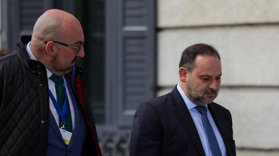 El exministro de Fomento en funciones, José Luis Ábalos (dech), y Koldo García Izaguirre (izq)