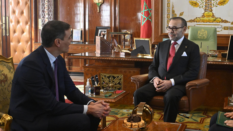 Pedro Sánchez junto a Mohamed VI, que esta vez sí estaba en Rabat y le recibió