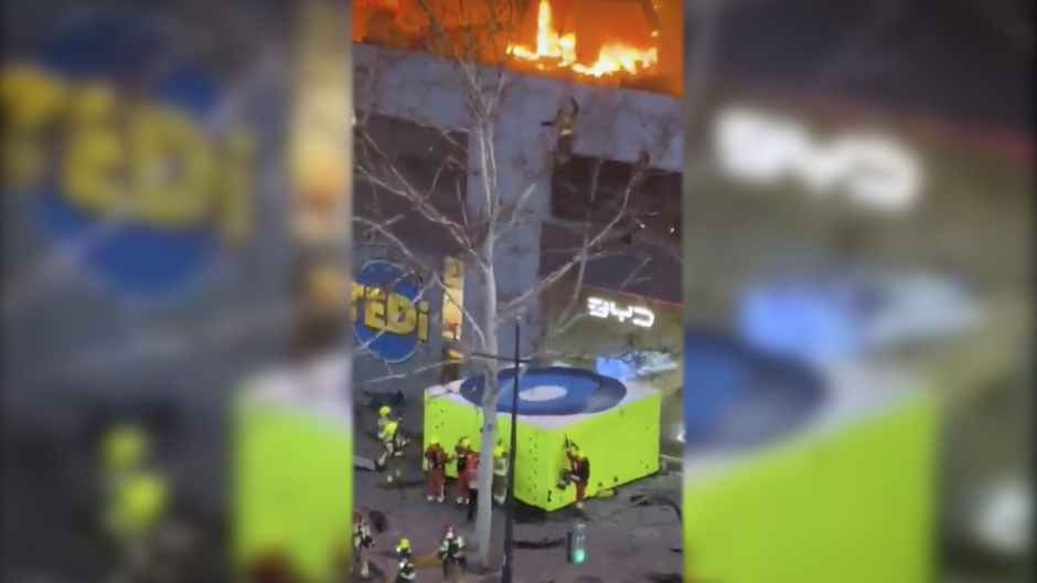 Un bombero salta desde el primer piso para huir del fuego