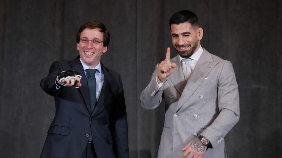 El alcalde de Madrid, José Luis Martínez-Almeida, y el campeón del mundo de la UFC, Ilia Topuria.