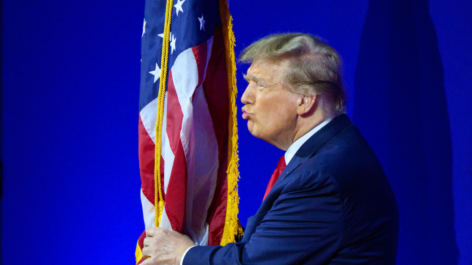 Donald Trump besa una bandera de EE.UU. en un acto en Carolina del Sur