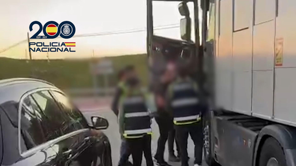 Momento de la detención al camionero que transportaba hachís en su camión