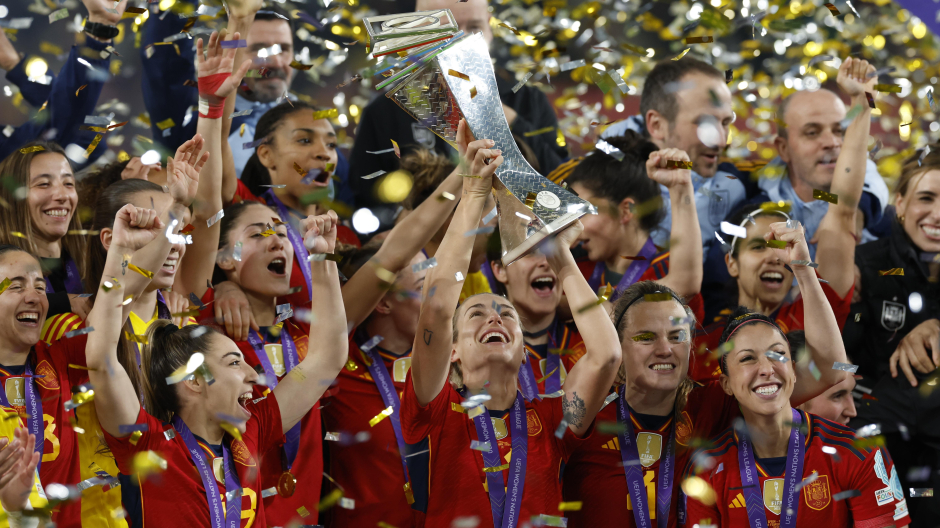 La centrocampista de la selección española, Alexia Putellas (c), levanta el trofeo durante la celebración por el triunfo ante Francia en la final de la Liga de Naciones Femenina