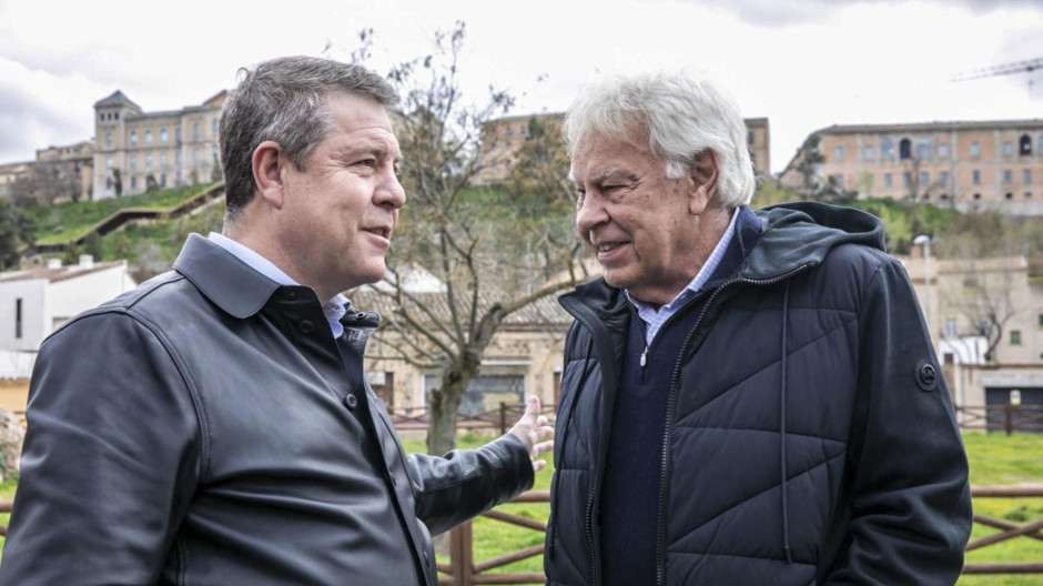 El presidente de la Junta de Comunidades de Castilla-La Mancha, Emiliano García-Page (i), y el expresidente del Gobierno, Felipe González (d) han comido juntos en Toledo