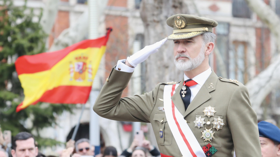 Don Felipe, con el uniforme de Capitán General del Ejército de Tierra, preside el aniversario del Regimiento Farnesio en Valladolid