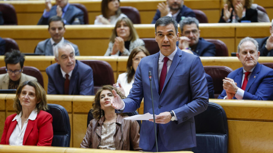 El presidente del Gobierno, Pedro Sánchez (d) interviene en la sesión de control al Gobierno celebrada por el pleno del Senado
