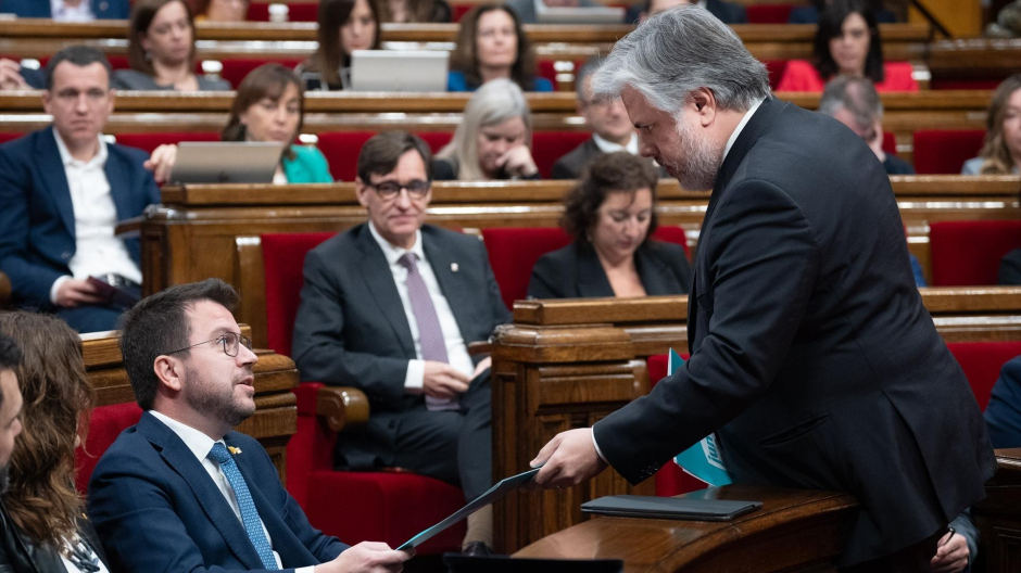 El presidente de la Generalitat de Catalunya, Pere Aragonés (1i), y el presidente de Junts en el Parlament, Albert Batet