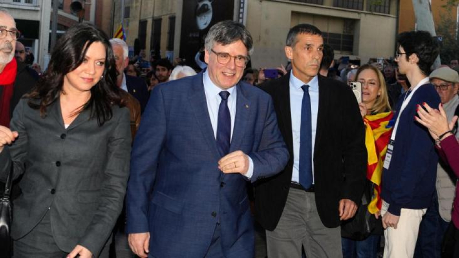 El expresidente de la Generalitat Carles Puigdemont (c), acompañado de su pareja, Marcela Topor (2i), a su llegada al ayuntameinto de Elna (Francia)