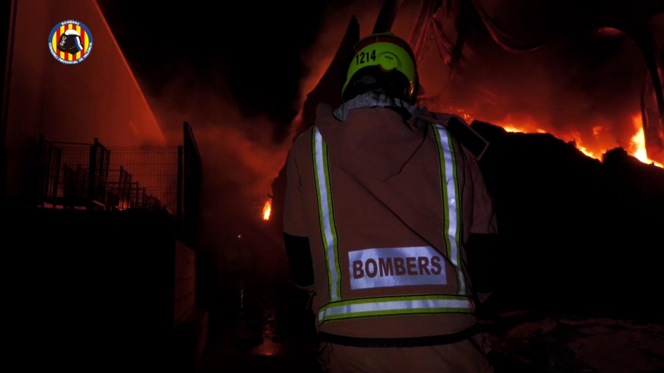Los bomberos de Valencia intentando sofocar el fuego durante la noche