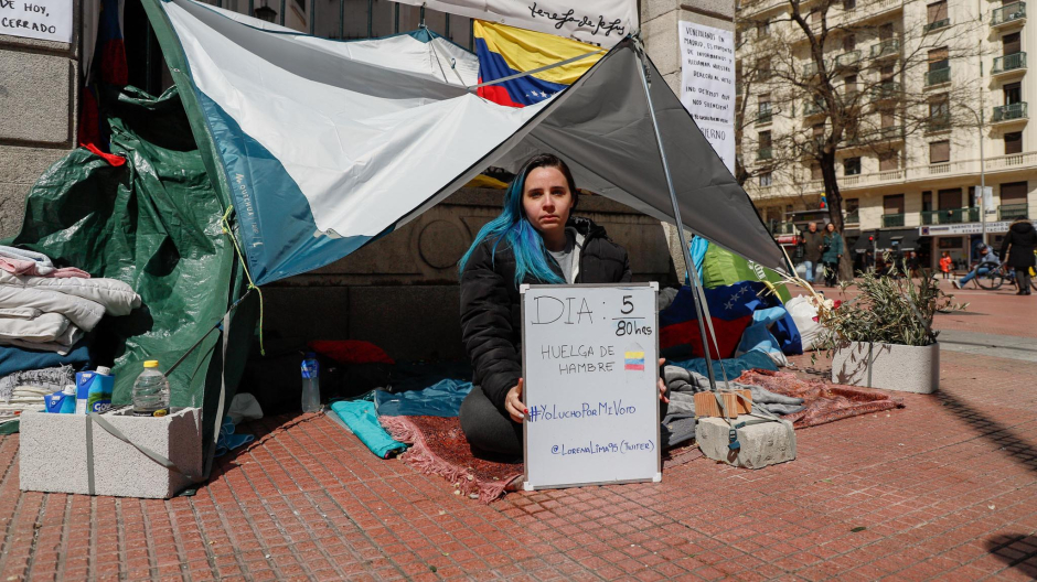 Corina Lima, frente al consulado general de Venezuela en Madrid