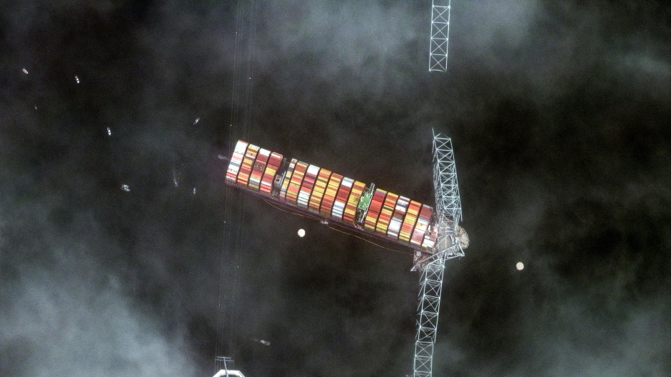 Imagen satélite que muestra el puente Francis Scott Key de Baltimore después de que el carguero Dali chocase contra la estructura