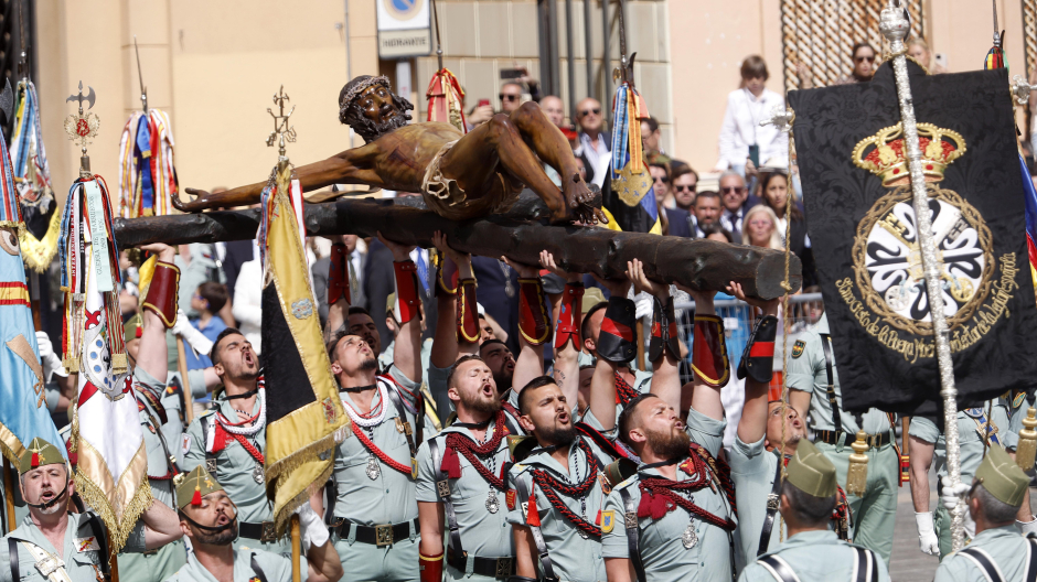 El tercio Duque de Alba II de la Legión traslada al Cristo de Mena el Jueves Santo de 2023 en Málaga