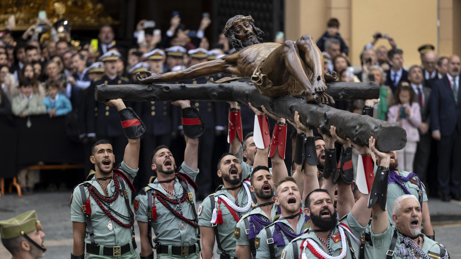 La Legión emociona con 'El novio de la muerte' en el traslado del Cristo de Mena en Málaga