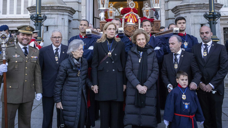 La Reina Sofia, con la Infanta Cristina y la princesa Irene, en la procesión del Cristo de los Alabarderos