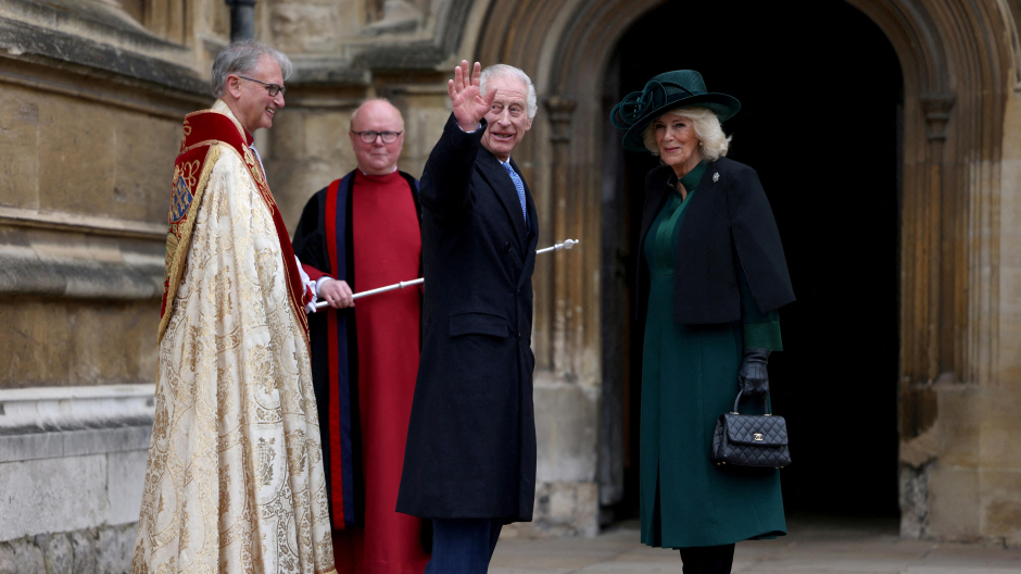 El rey Carlos III y la reina Camilla llegan a la Capilla de San Jorge, en el Castillo de Windsor