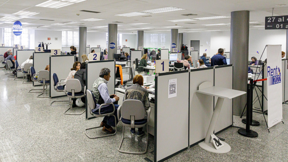 Varias personas son atendidas en la Agencia Tributaria para presentar la declaración de la renta