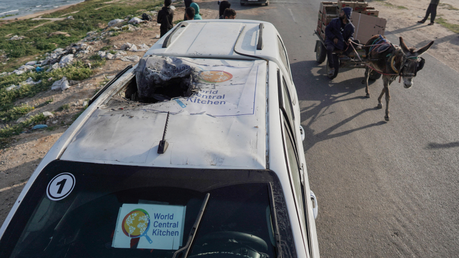 EL coche blindado donde viajaban los trabajadores de la ONG World Central Kitchen