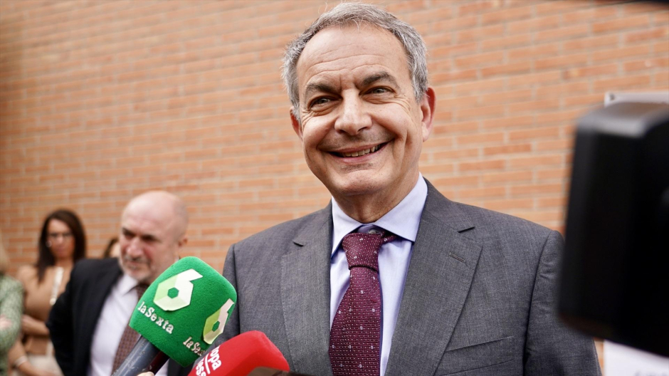 José Luis Rodríguez Zapatero atiende a los medios de comunicación antes del comienzo de la conferencia
