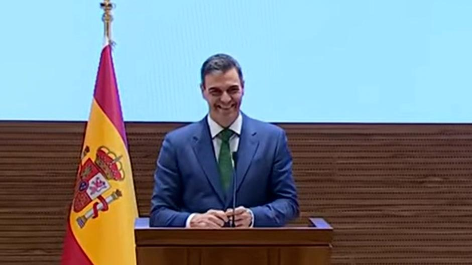 Sánchez se ríe al ser preguntado por la propuesta de referéndum y asegura no saber «por qué eso es noticia»