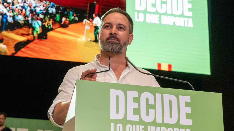 Santiago Abascal participa en un mitin electoral en Bilbao, en directo