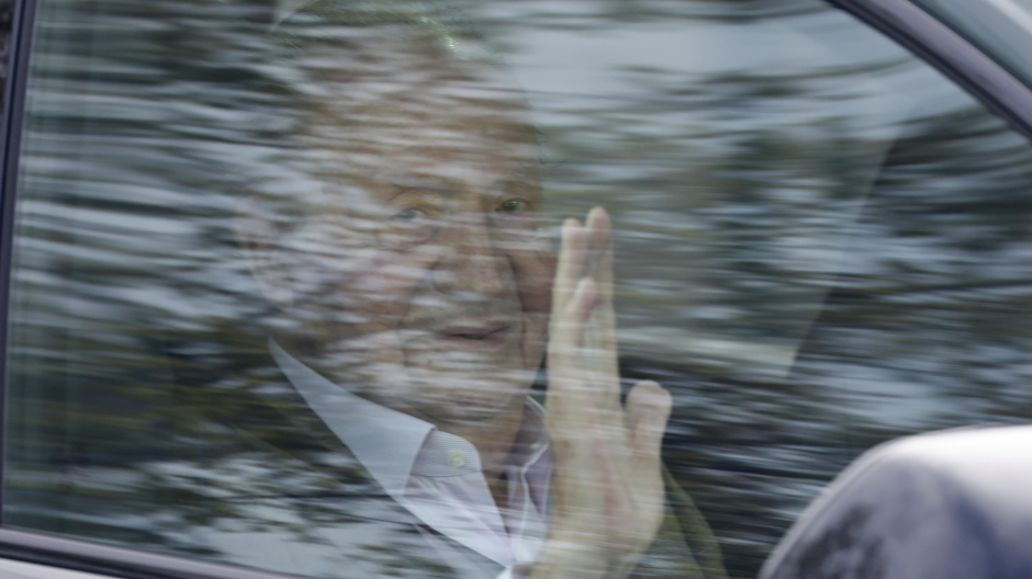El Rey Juan Carlos  saliendo del aeropuerto