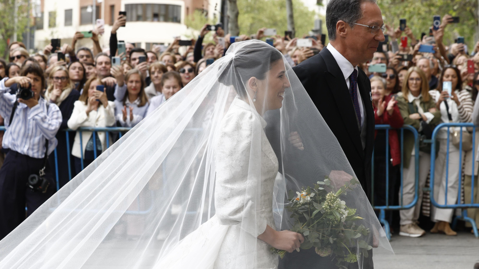 Teresa Urquijo llega a la iglesia donde se celebra su boda con Martínez-Almeida