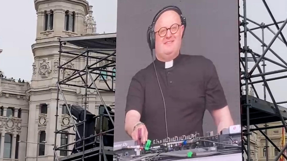 El Padre Guilherme pone a bailar a Cibeles en la Fiesta de la Resurrección