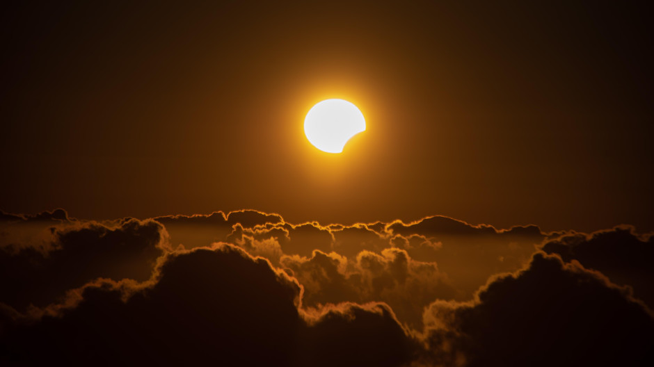 El eclipse sobre el mar de nubes, fotografiado desde Garafía, en las cumbres de La Palma