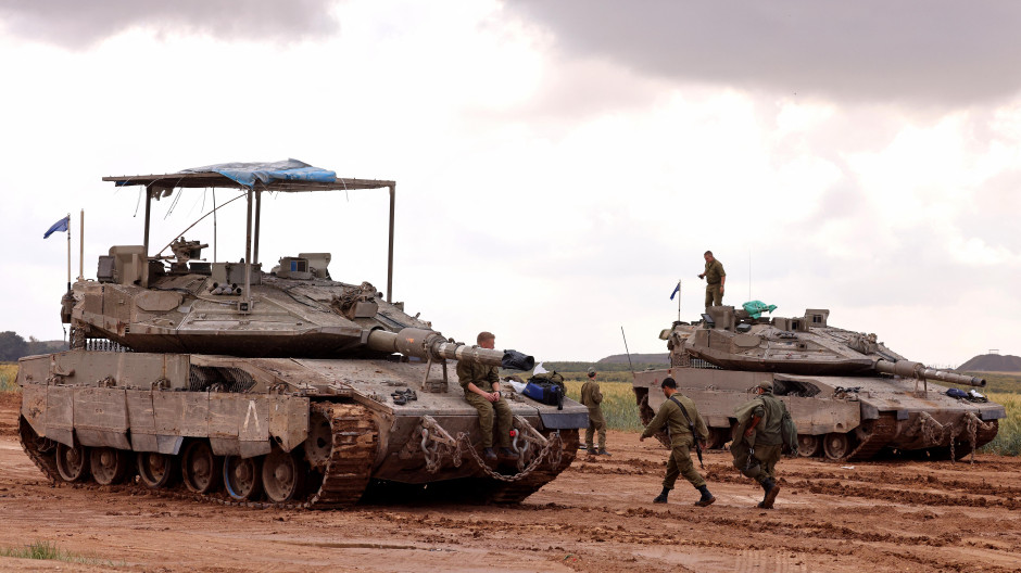 Tanques del Ejército israelí se mueven en un área a lo largo de la frontera con la Franja de Gaza en el sur de Israel