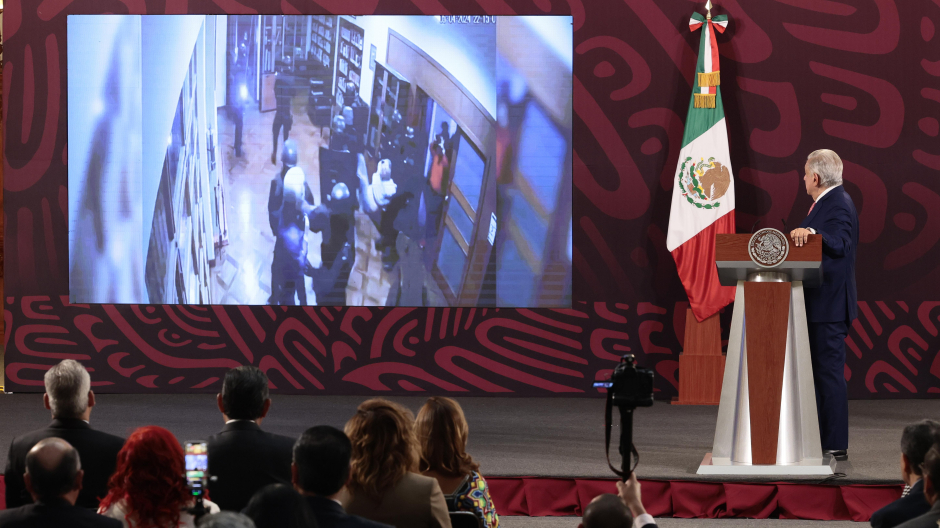 El presidente de México, Andrés Manuel López Obrador, observa el video del asalto a la embajada de México en Quito