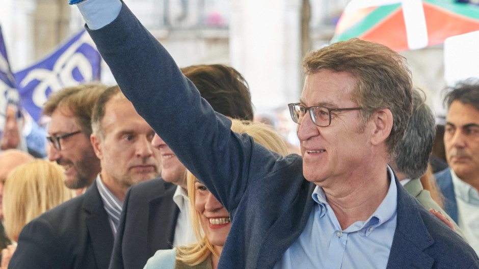 Feijóo interviene en un mitin de campaña en Bilbao junto al candidato Javier de Andrés
