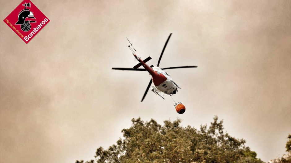 Helicóptero de bomberos durante labores extinción incendio en Tárbena