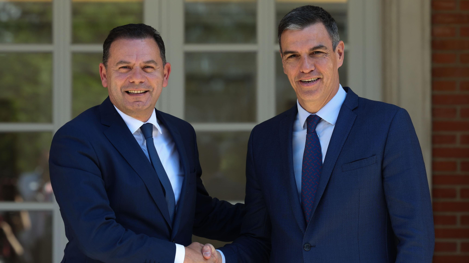 El presidente del Gobierno, Pedro Sánchez (d) recibe al primer ministro de la República de Portugal, Luís Montenegro
