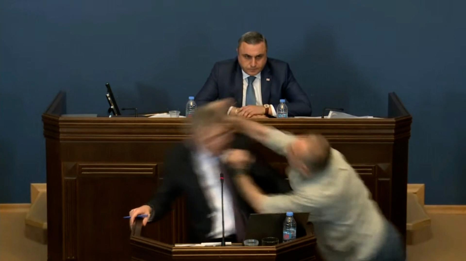 Un diputado golpea al líder de la mayoría parlamentaria de Georgia