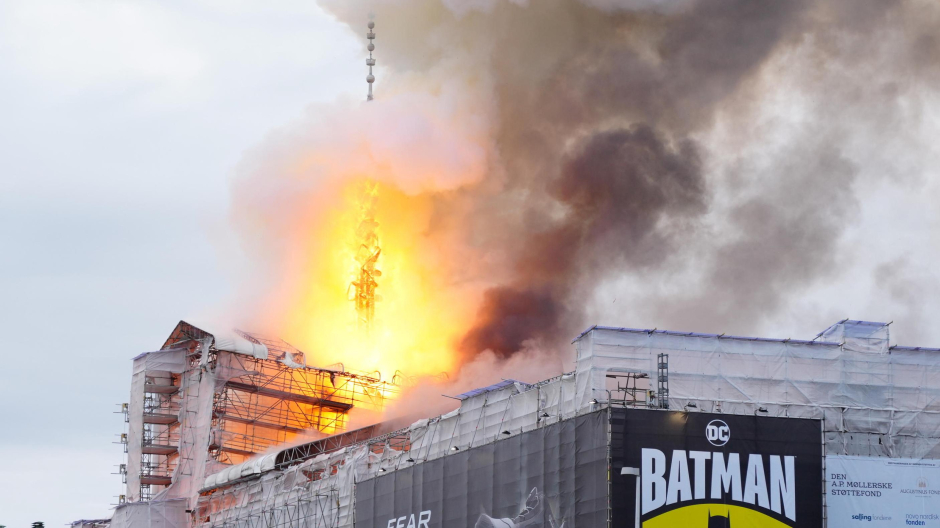 Un incendio devora el histórico edificio de la bolsa de Copenhague