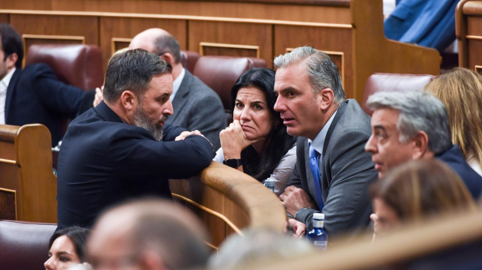 Santiago Abascal conversa con María Ruiz y Javier Ortega Smith