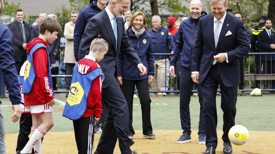 El Rey Felipe VI participa en un partido de fútbol durante su visita a Países Bajos