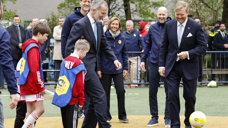 El Rey Felipe VI participa en un partido de fútbol durante su visita a Países Bajos