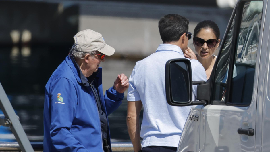 El rey Juan Carlos charla con las tripulaciones de los barcos participantes