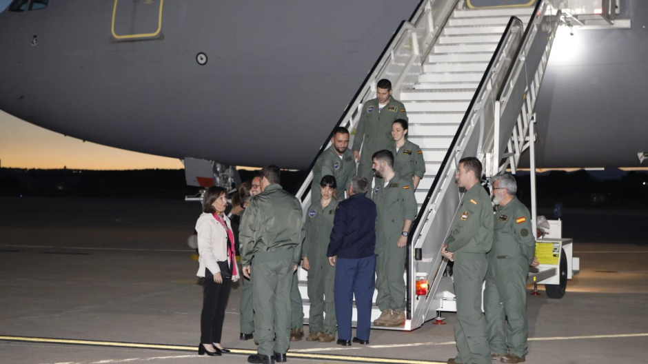 La ministra de Defensa recibe a los miembros del dispositivo de la UMER que han repatriado al joven enfermo atrapado en Tailandia
