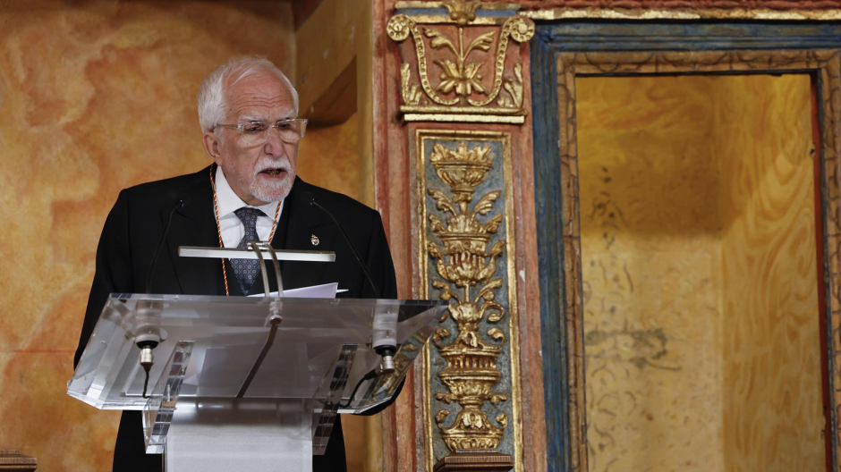 El escritor español Luis Mateo Díez pronuncia un discurso tras recibir el Premio Cervantes 2023