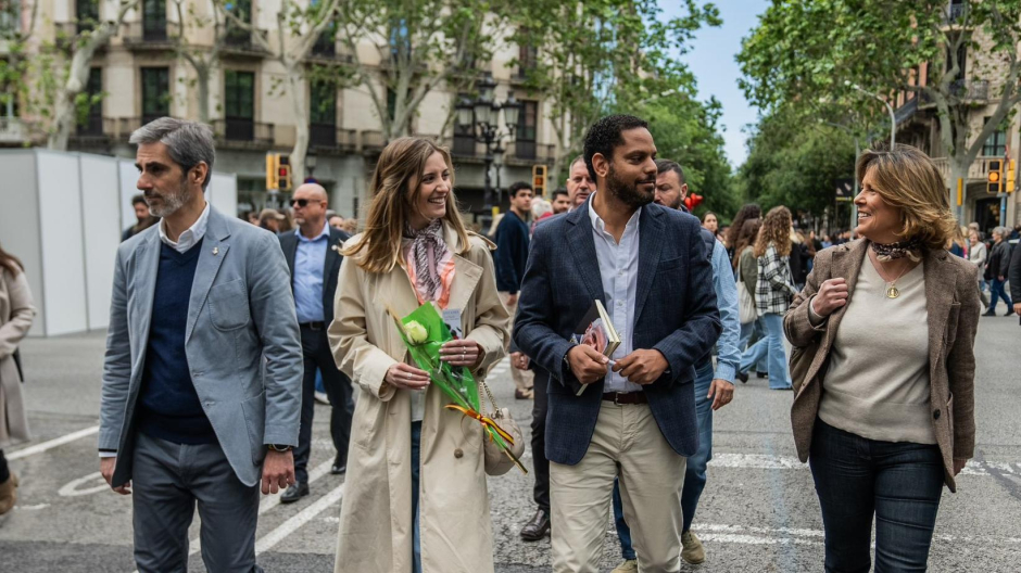 Ignacio Garriga, candidato de Vox a la Generalitat, pasea entre los estands de Sant Jordi.
