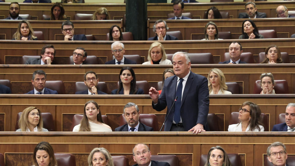 El vicesecretario de Institucional del PP, Esteban González Pons, interviene durante una sesión de control al Gobierno