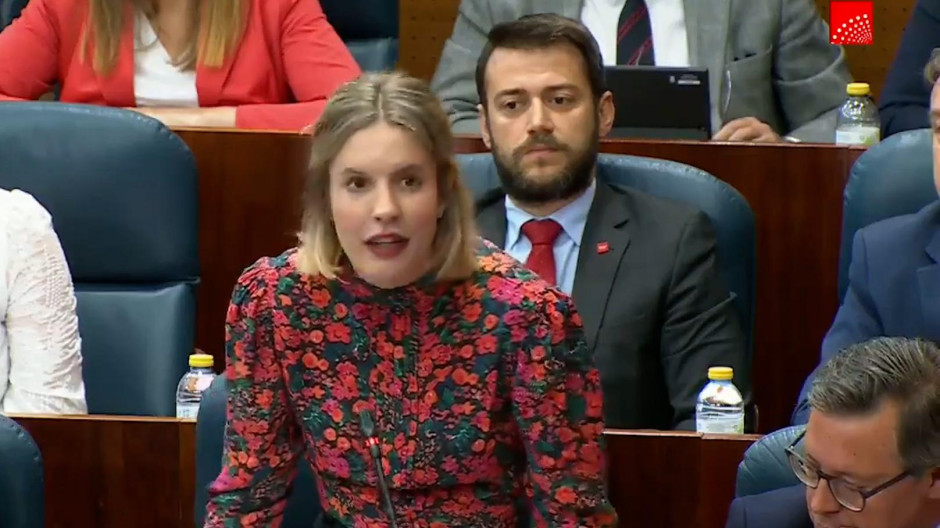 Una diputada del PP lee en inglés, francés e italiano titulares internacionales sobre Sánchez